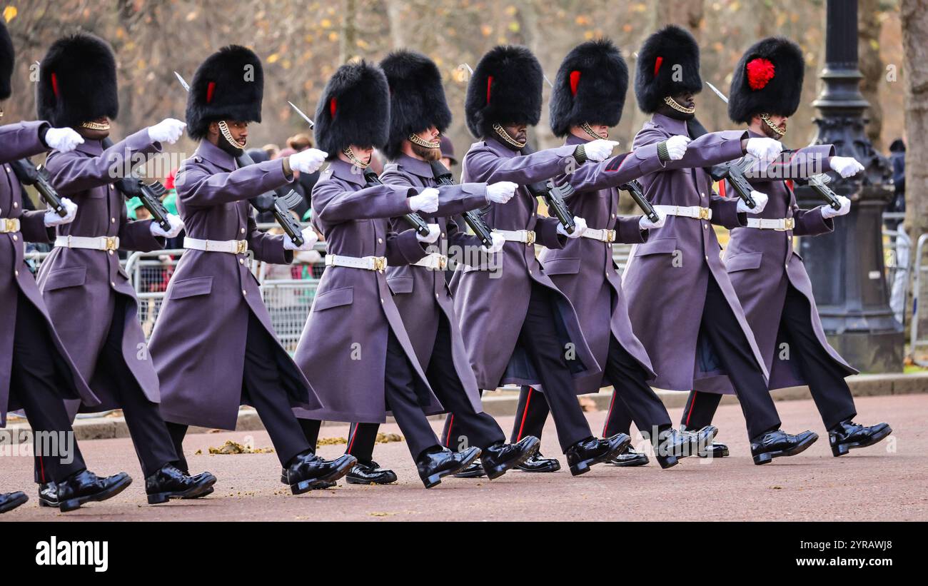 London, Großbritannien. Dezember 2024. Die Truppen werden nach der Prozession neu aufgestellt. König Karl III., Prinz und Prinzessin von Wales, William und Katharina, und Scheich Tamim bin Hamad Al Thani, der Emir von Qata und Scheich Jawaher bint Hamad bin Suhaim Al Thani, reisen mit der Kutsche entlang der Mall als Teil des Prozesses während des Staatsbesuchs des Emirs in Großbritannien, zu dem auch zeremonielle Präsentationen auf der Horse Guards Parade gehören. Quelle: Imageplotter/Alamy Live News Stockfoto