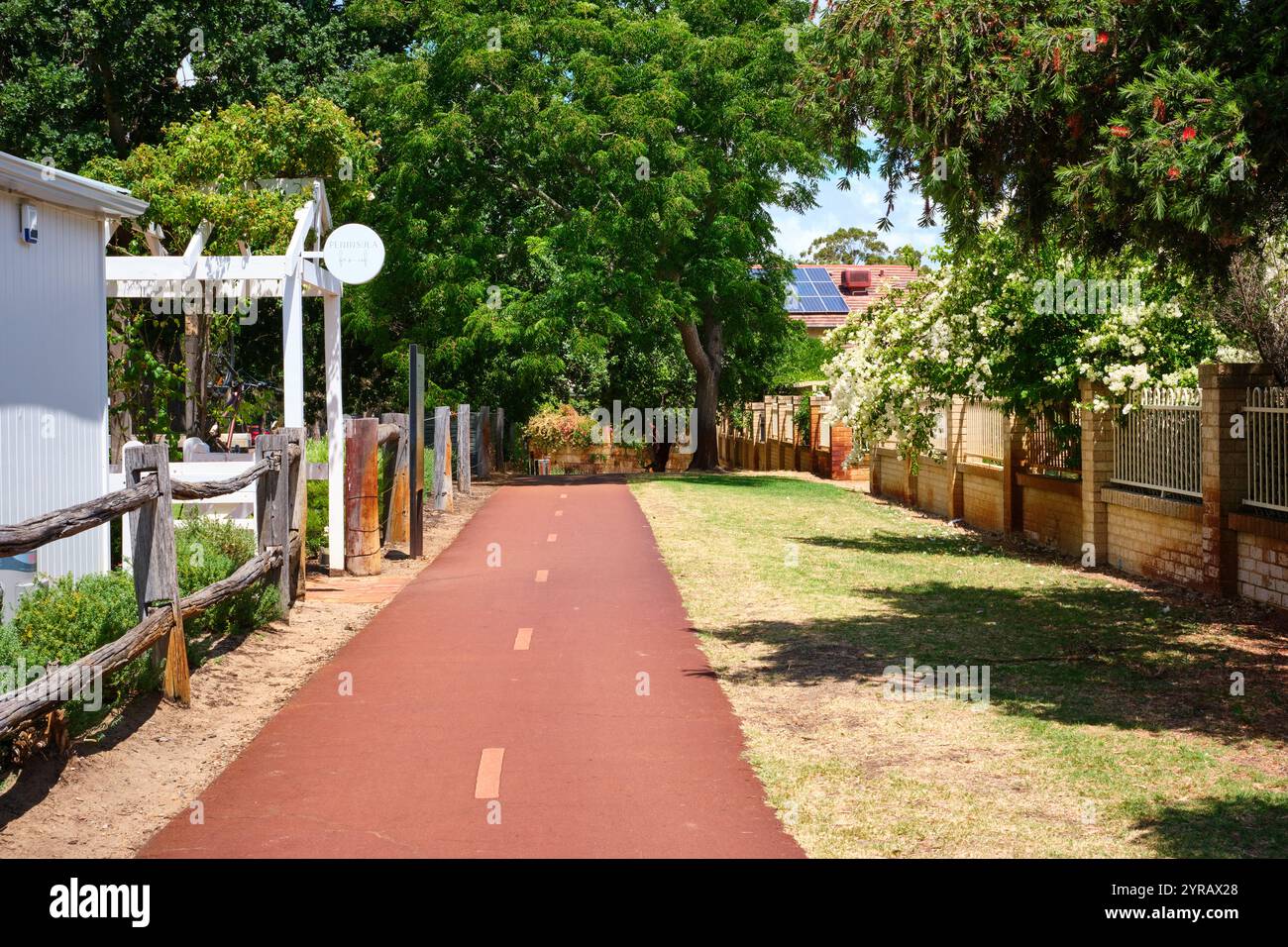 Ein Wander- und Radweg entlang des Peninsula Farm Cafe mit wunderschönen Bäumen im Vorort Maylands, Perth, Western Australia. Stockfoto