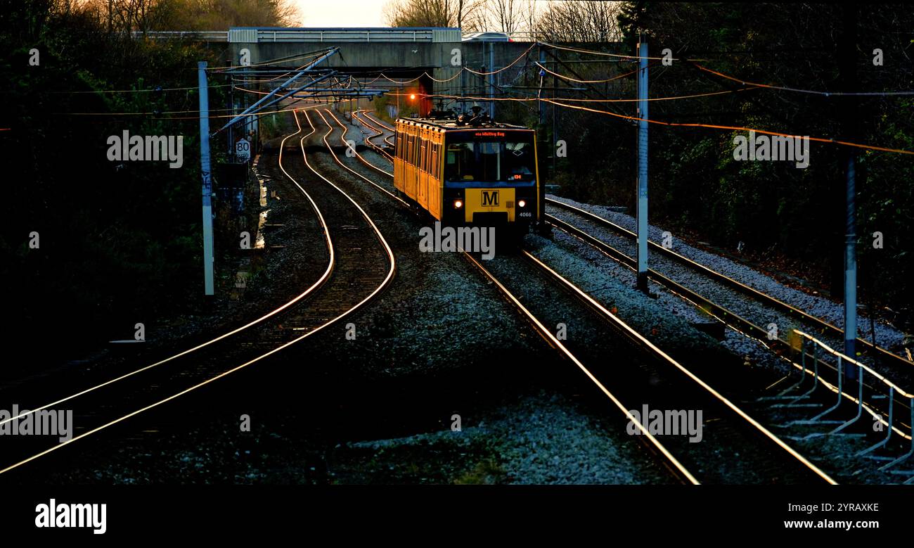 Whitley Bay Tyne und Wear Metro fahren am späten Nachmittag auf verwinkelten goldenen Eisenbahnlinien Stockfoto