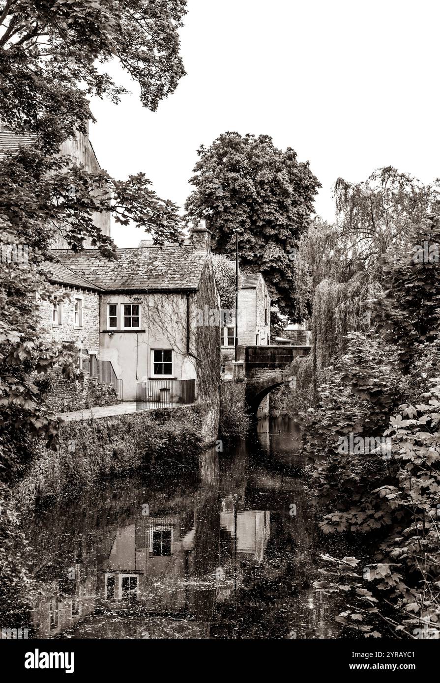 Mill Cottages und Mill Bridge, Springs Branch Canal, Skipton, North Yorkshire, England, UK Stockfoto