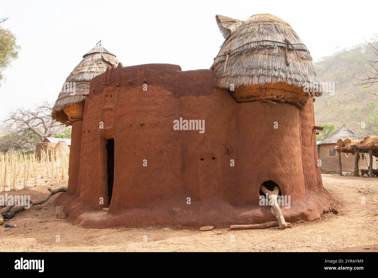 Traditionelles Tonhaus mit Strohdach in einem ländlichen Dorf in Togo Stockfoto