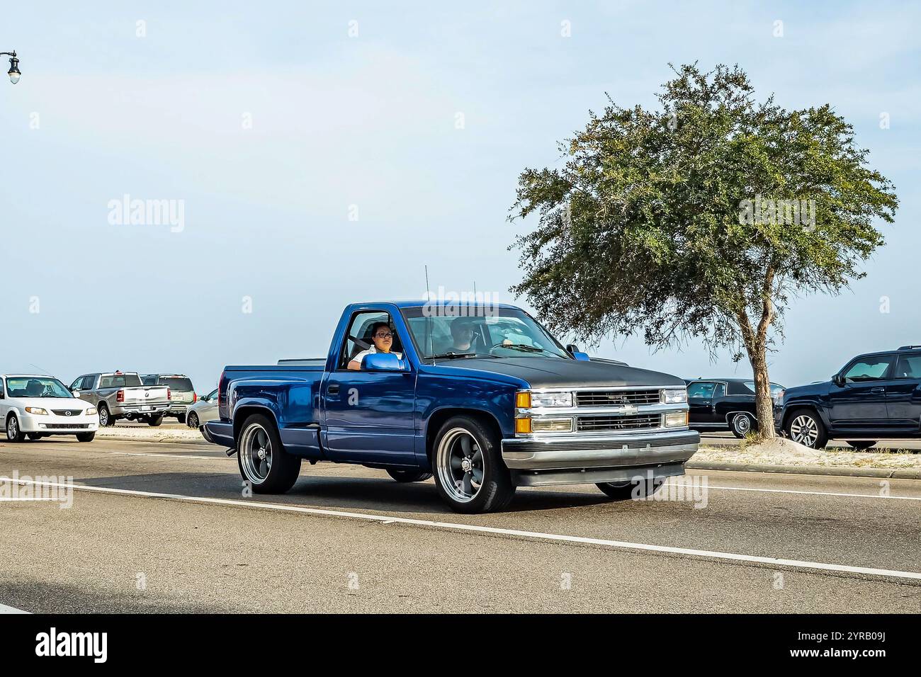 Gulfport, MS - 04. Oktober 2023: Weitwinkelansicht eines Pickup-Trucks der Serie C1500 von Chevrolet C1500 aus dem Jahr 1997 auf einer lokalen Autoshow. Stockfoto