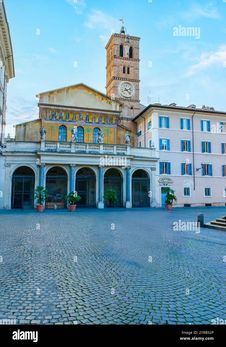 Fassade der Basilika di Santa Maria in Trastevere auf der Piazza di Santa Maria in Trastevere, Rom, Italien Stockfoto