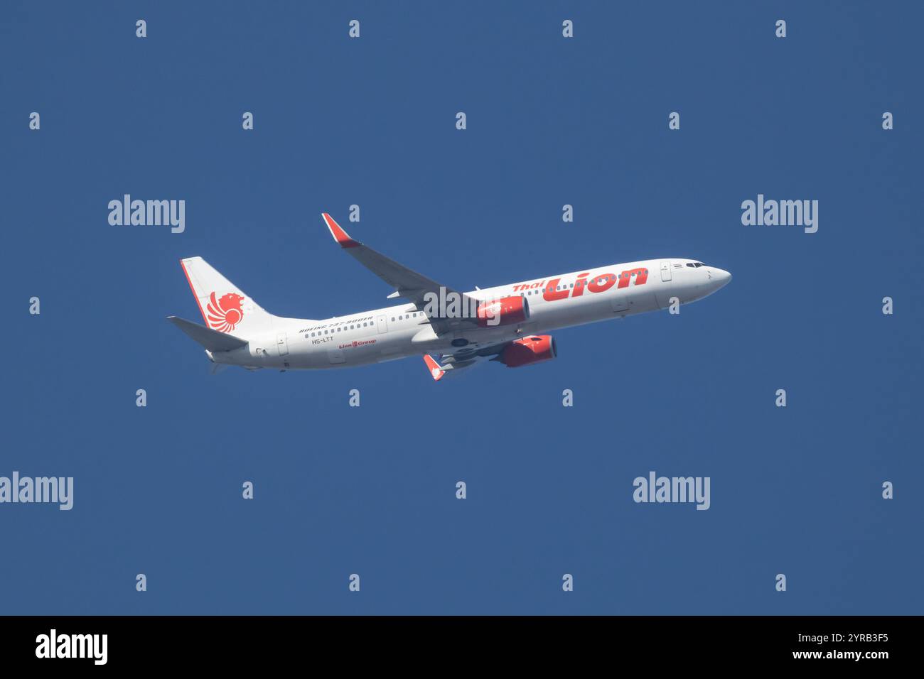 Chiangmai, Thailand - 12. Januar 2024: HS-LTT Boeing 737-900ER der Thai Lionair Airline. Fahren Sie vom Flughafen Chiangmai nach Bangkok. Stockfoto