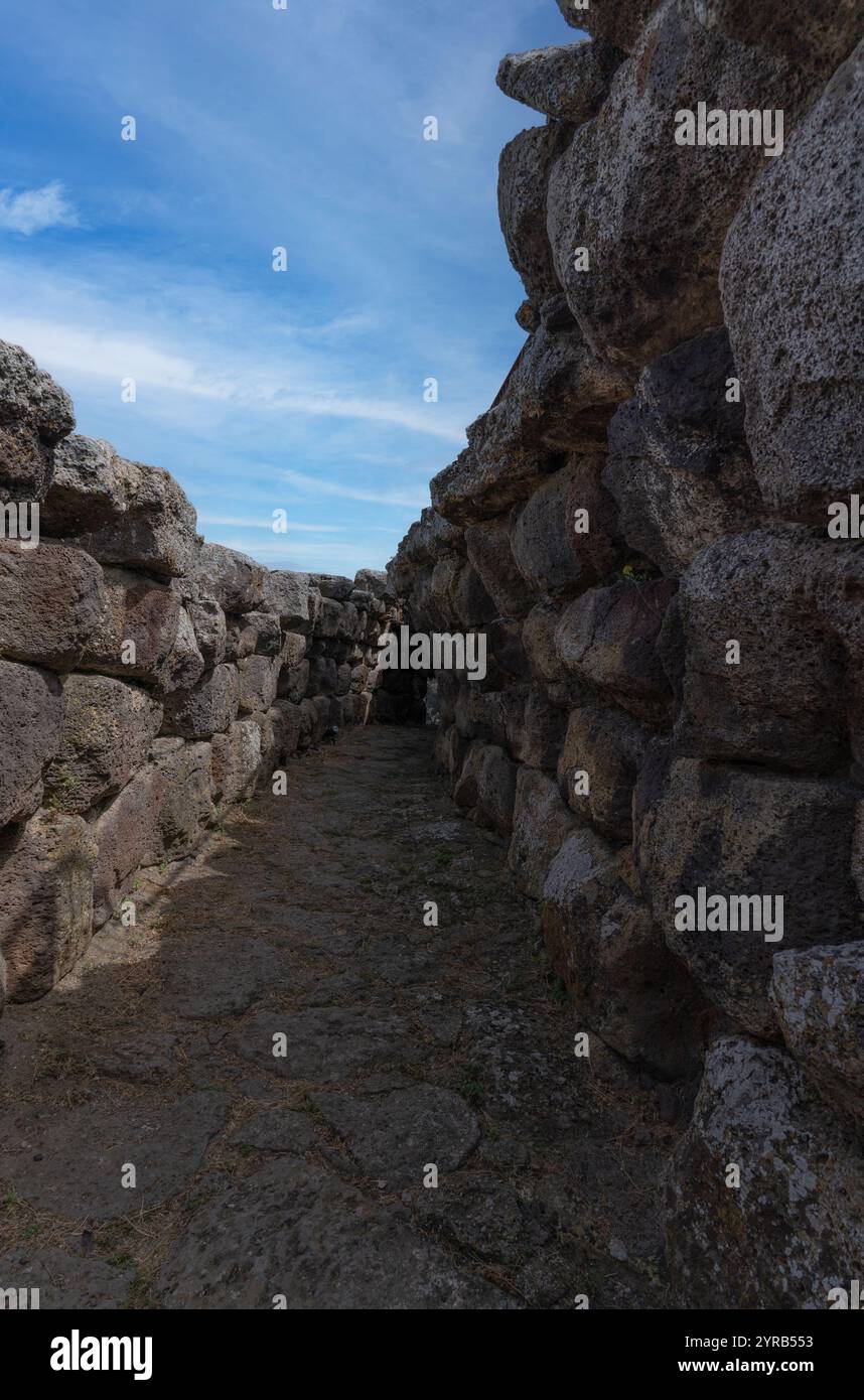 Die beeindruckende Nuraghe santu Tantine, ein megalithisches Gebäude aus der Bronzezeit, dominiert die Landschaft in der Nähe von torralba auf sardinien Stockfoto