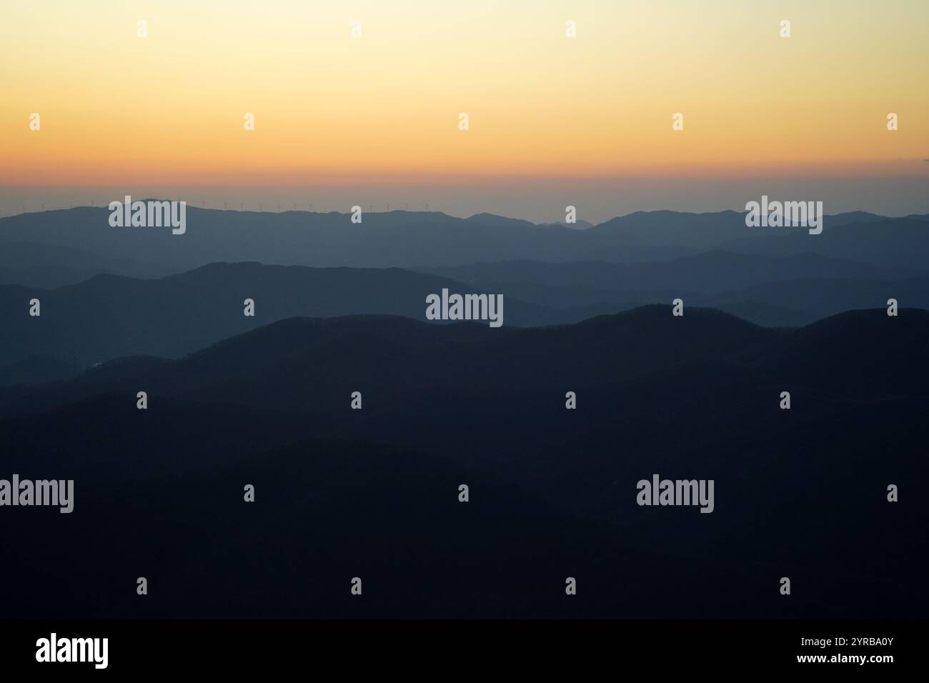 Silhouette einer Bergkette mit einem roten Sonnenuntergang im Hintergrund Stockfoto
