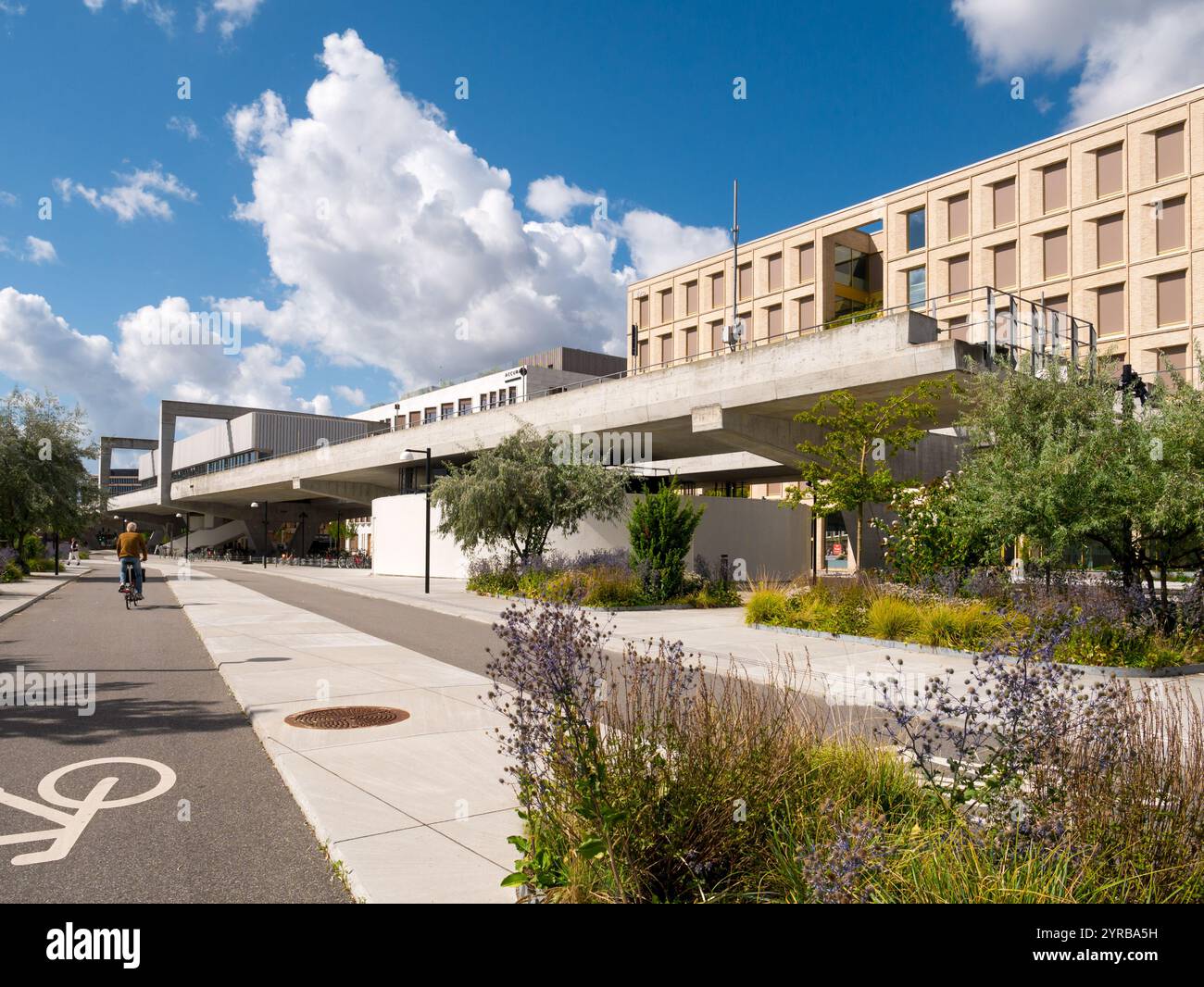 Radfahrer fahren auf dem Fahrradweg neben der Metrostation Orientkaj in Nordhavn, Kopenhagen, Dänemark Stockfoto