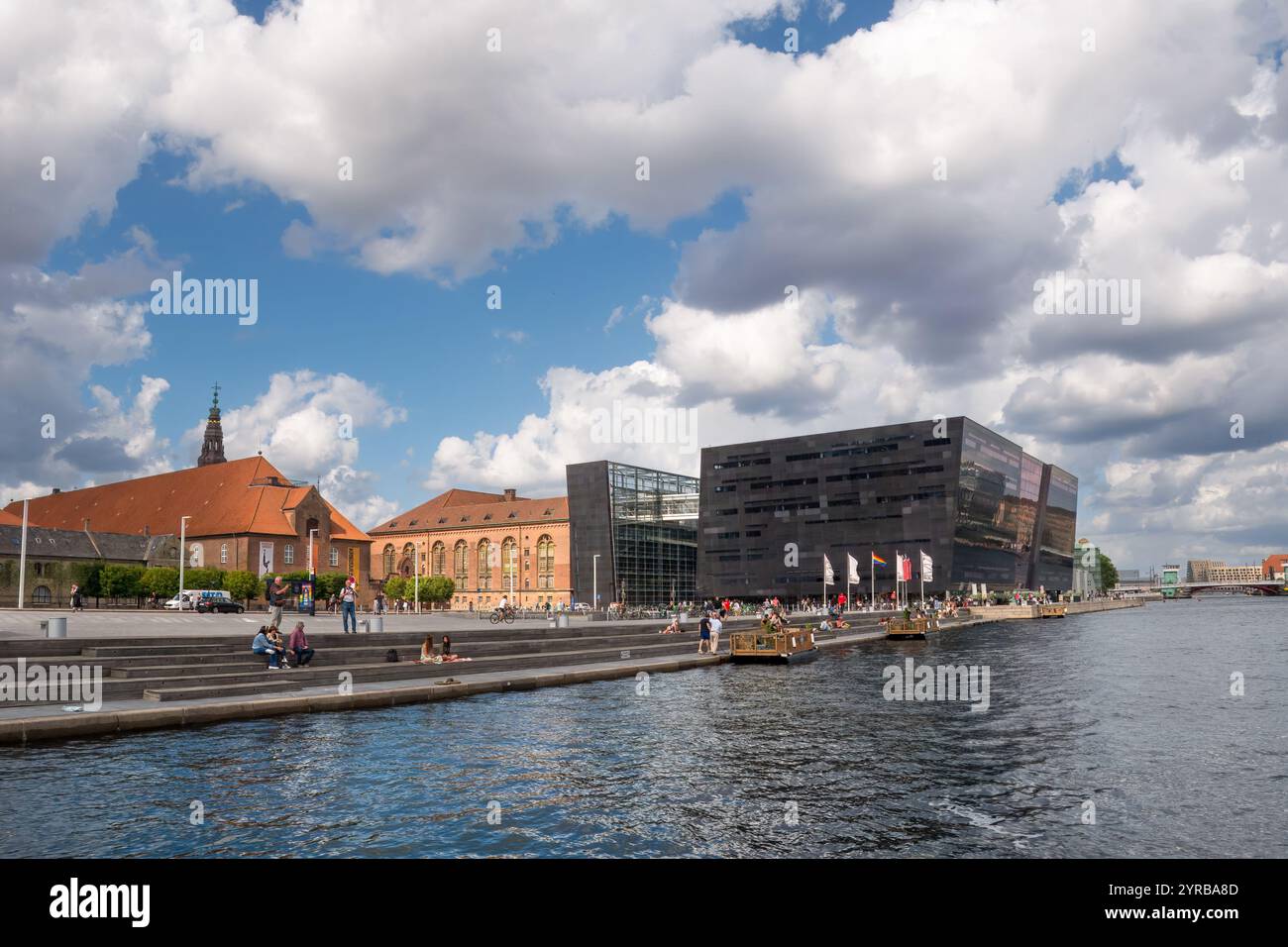 Black Diamond Bibliothek am Wasser neben Kierkegaard Plads mit Menschen, die sich im Hafen von Kopenhagen, Dänemark, entspannen Stockfoto