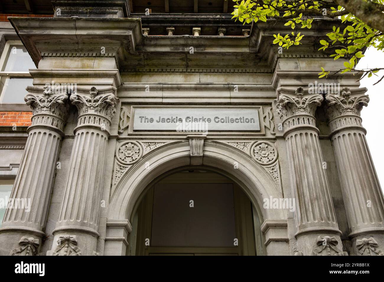 Irland, County Mayo, Ballina, Pearse Street, Eingang zum Gebäude der Jackie Clarke Collection Stockfoto