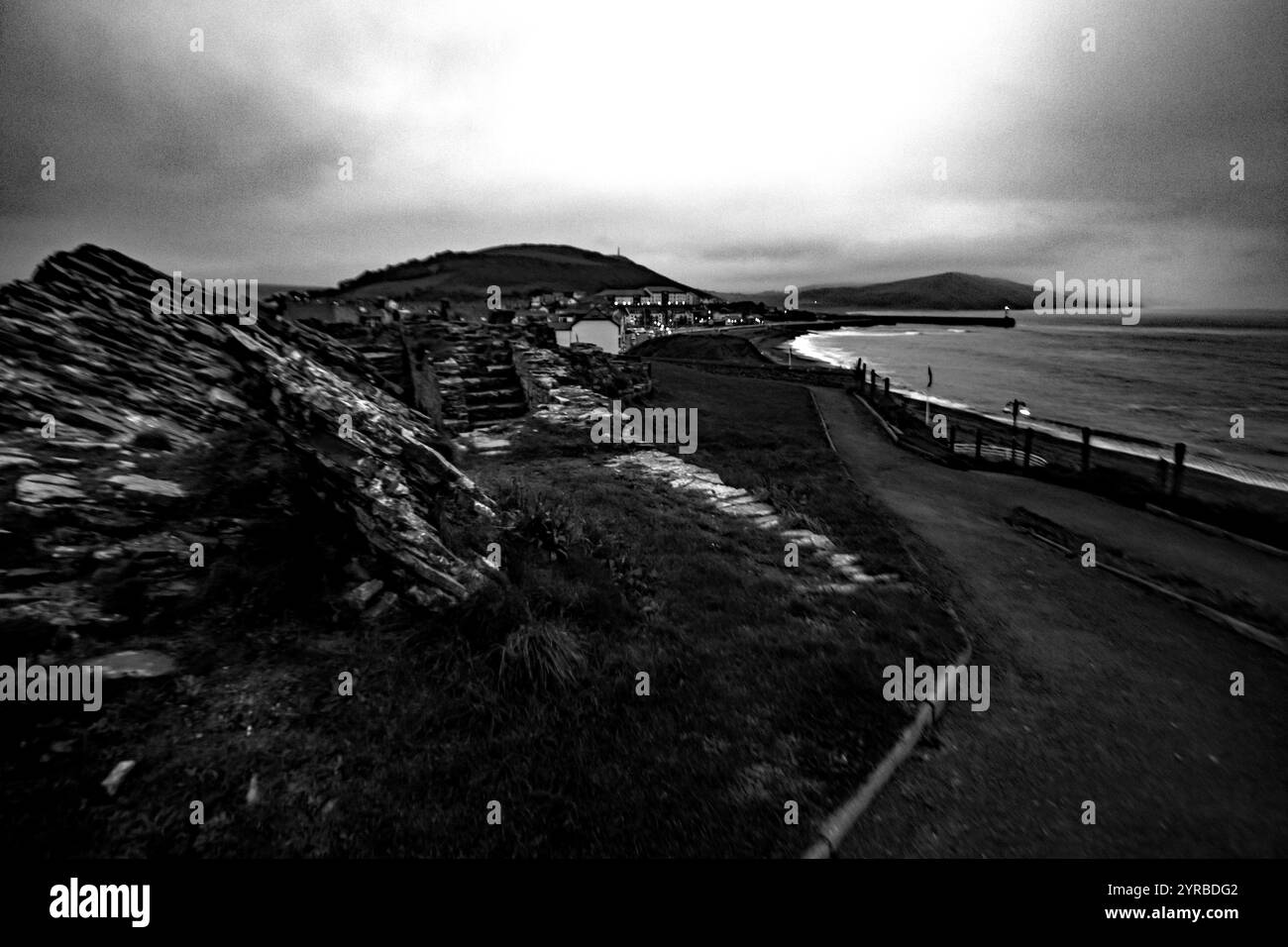 Schwarz-weiße Landschaft der Küste an der Aberystwyth Coast mit dem Berg Pen Dinas im Hintergrund Stockfoto