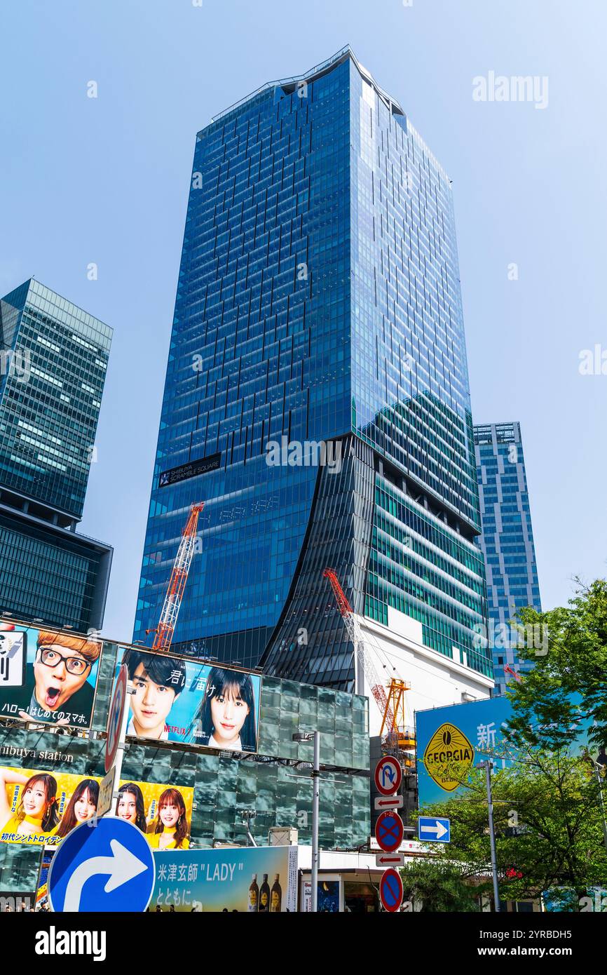 Das Gebäude des Shibuya Scramble Square erhebt sich in einem blauen Himmel. Das Gebäude bietet ein Observatorium auf dem Dach der berühmten Kreuzung sowie der Stadt Tokio. Stockfoto