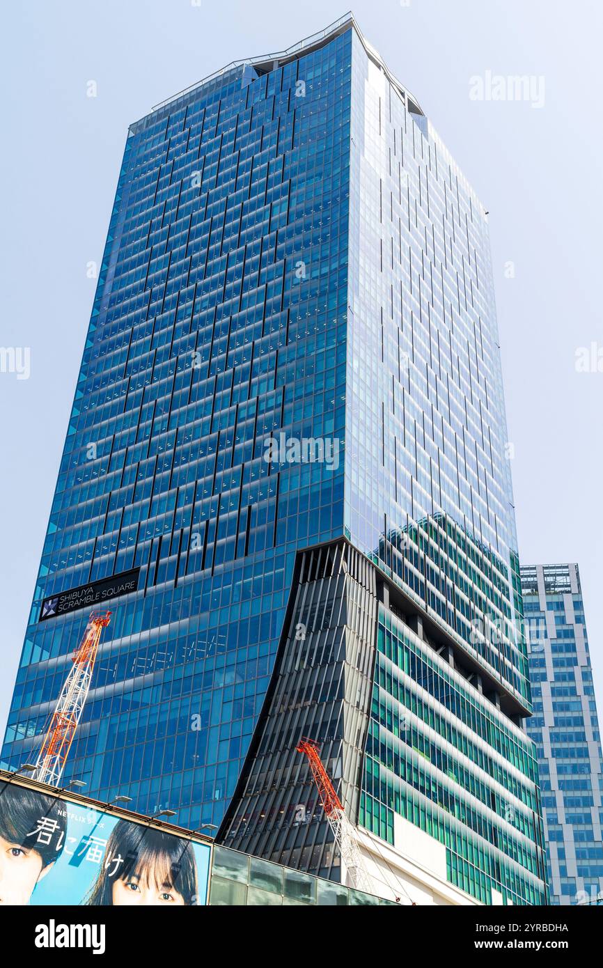 Das Gebäude des Shibuya Scramble Square erhebt sich in einem blauen Himmel. Das Gebäude bietet ein Observatorium auf dem Dach der berühmten Kreuzung sowie der Stadt Tokio. Stockfoto