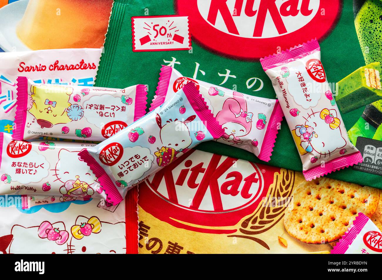 Sortiment verschiedener Typen von japanischen Minibars mit Kat-Kit. Blick von oben auf mehrere kitkat Bars, die auf Packungen mit verschiedenen Geschmacksrichtungen angeordnet sind. Stockfoto