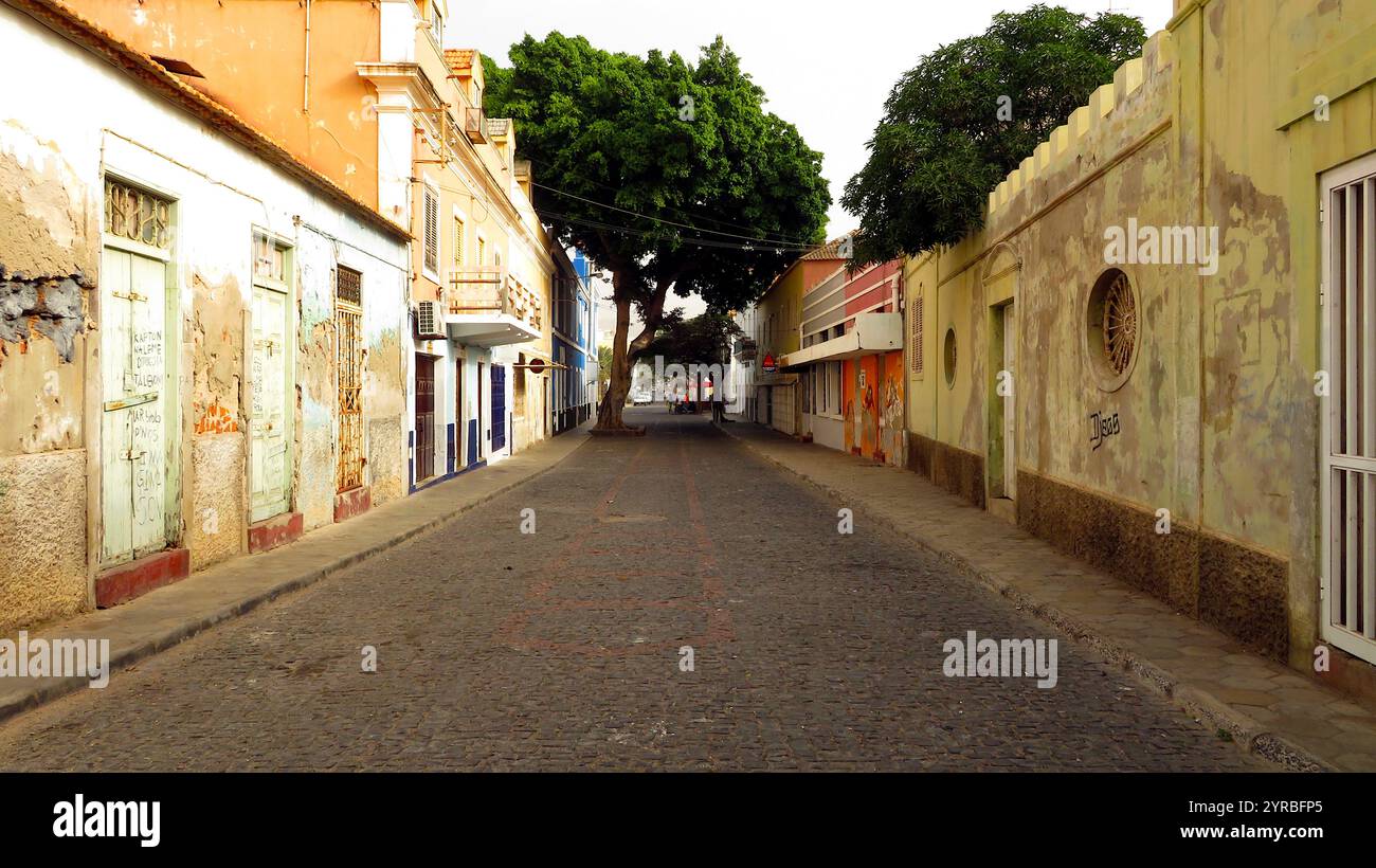 Eine ruhige Kap-Verde-Straße mit bunten verwitterten Gebäuden und einem Kopfsteinpflaster, die die reiche Kultur und das lebendige Erbe der Insel widerspiegelt. Stockfoto