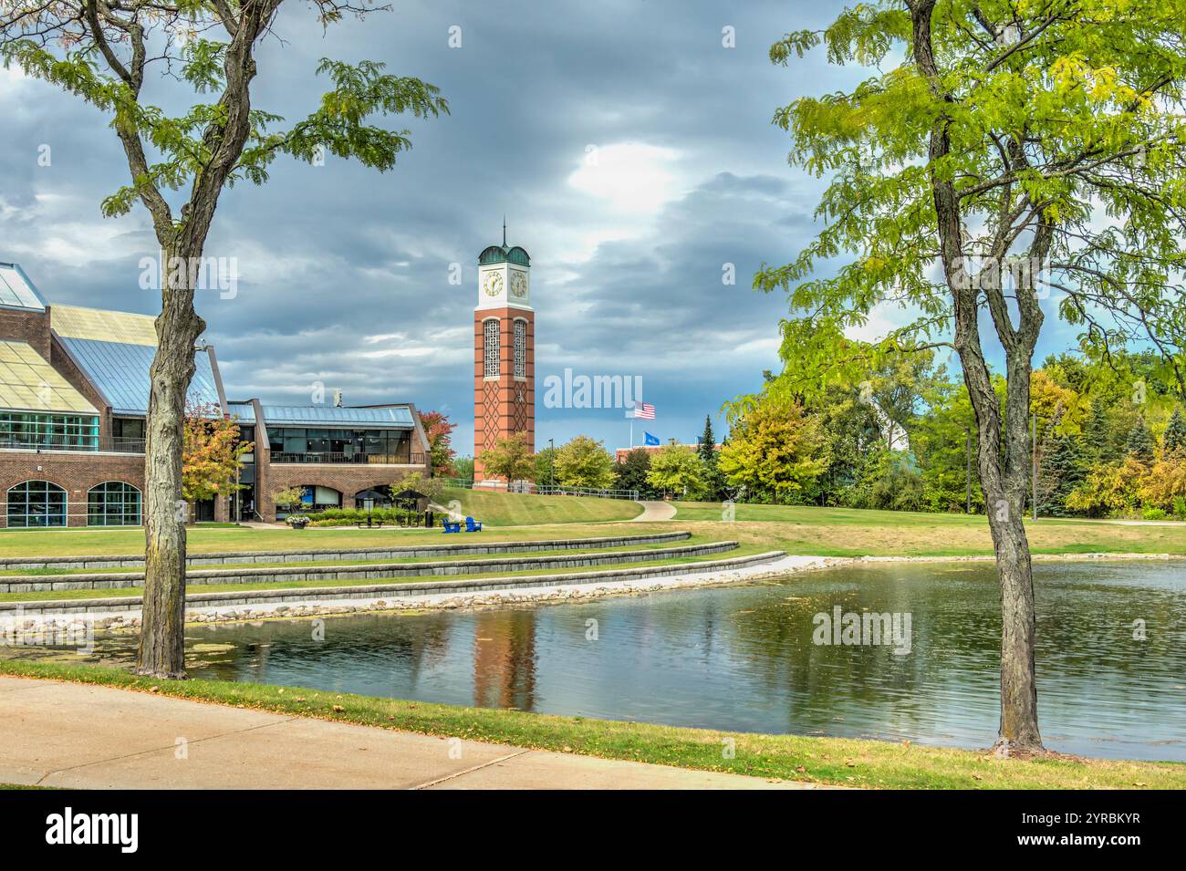 ALLENDALE, MI, USA, 20. SEPTEMBER 2024: Campus Walkway und Cook Carillon Tower auf dem Campus der Grand Valley State University. Stockfoto