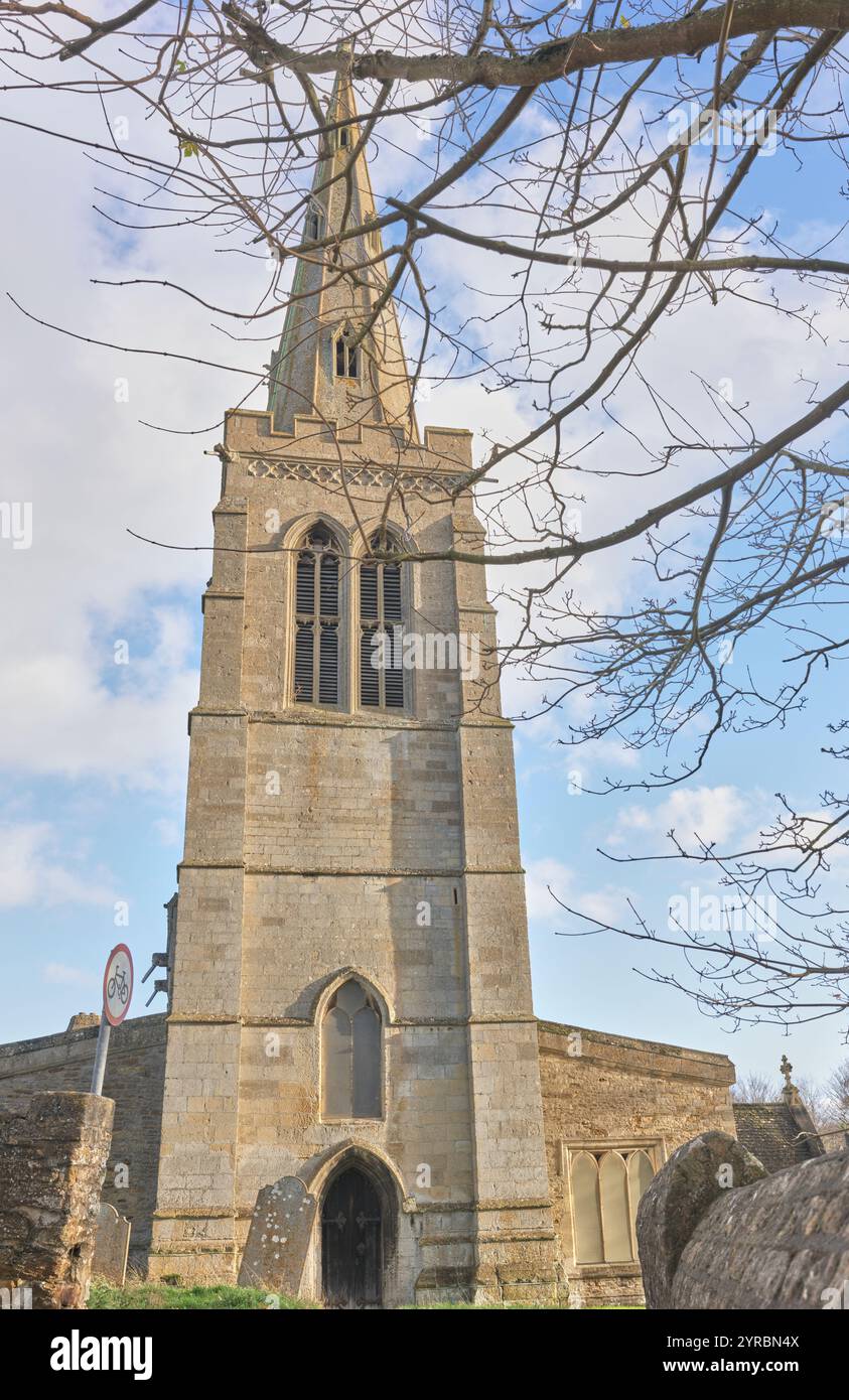 Turm und Turm der sächsischen und normannischen christlichen Kirche St. Mary Magdalene im Dorf Geddington, England. Stockfoto