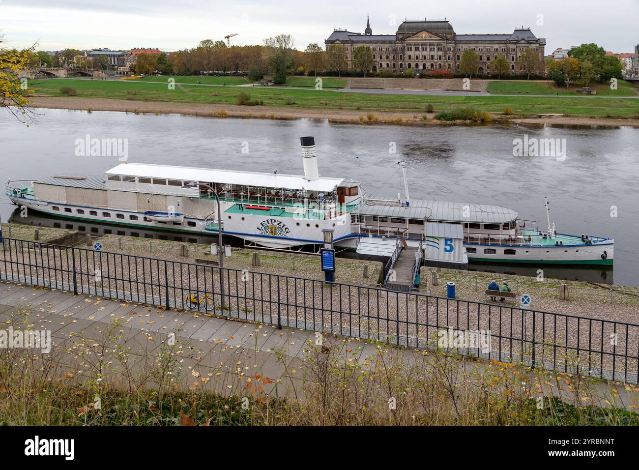 DRESDEN, DEUTSCHLAND - 3. März 2023: Das Passagierschiff Leipzig liegt an der Stadtpier an der Elbe. Stockfoto