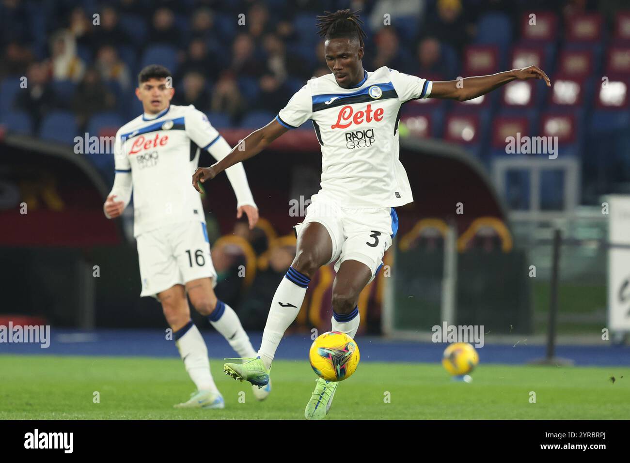 Kossounou aus Atalanta wurde während des Spiels der italienischen Fußballmeisterschaft Serie A Enilive 2024-2025 ALS Roma gegen Atalanta Bergamasca Calcio im Stadio Olimpico gesehen. Endpunktzahl; AS Roma 0: 2 Atalanta Bergamasca Calcio. Stockfoto