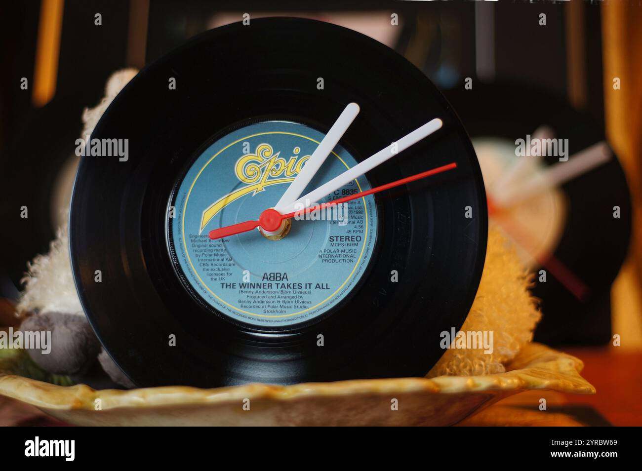 ABBA, Winner Take IT All - EPIC Vinyl 7' Single in eine neuartige Uhr Stockfoto