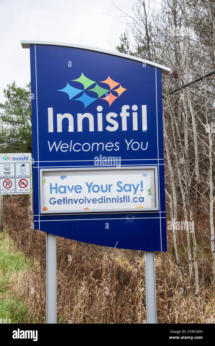 Willkommen im Innisfil-Schild an der Yonge Street in Ontario, Kanada Stockfoto