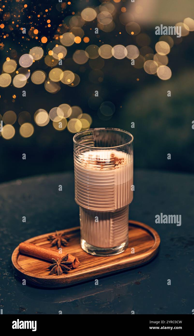 Festliche heisse weihnachtsschokolade mit geriebener Schokolade Stockfoto