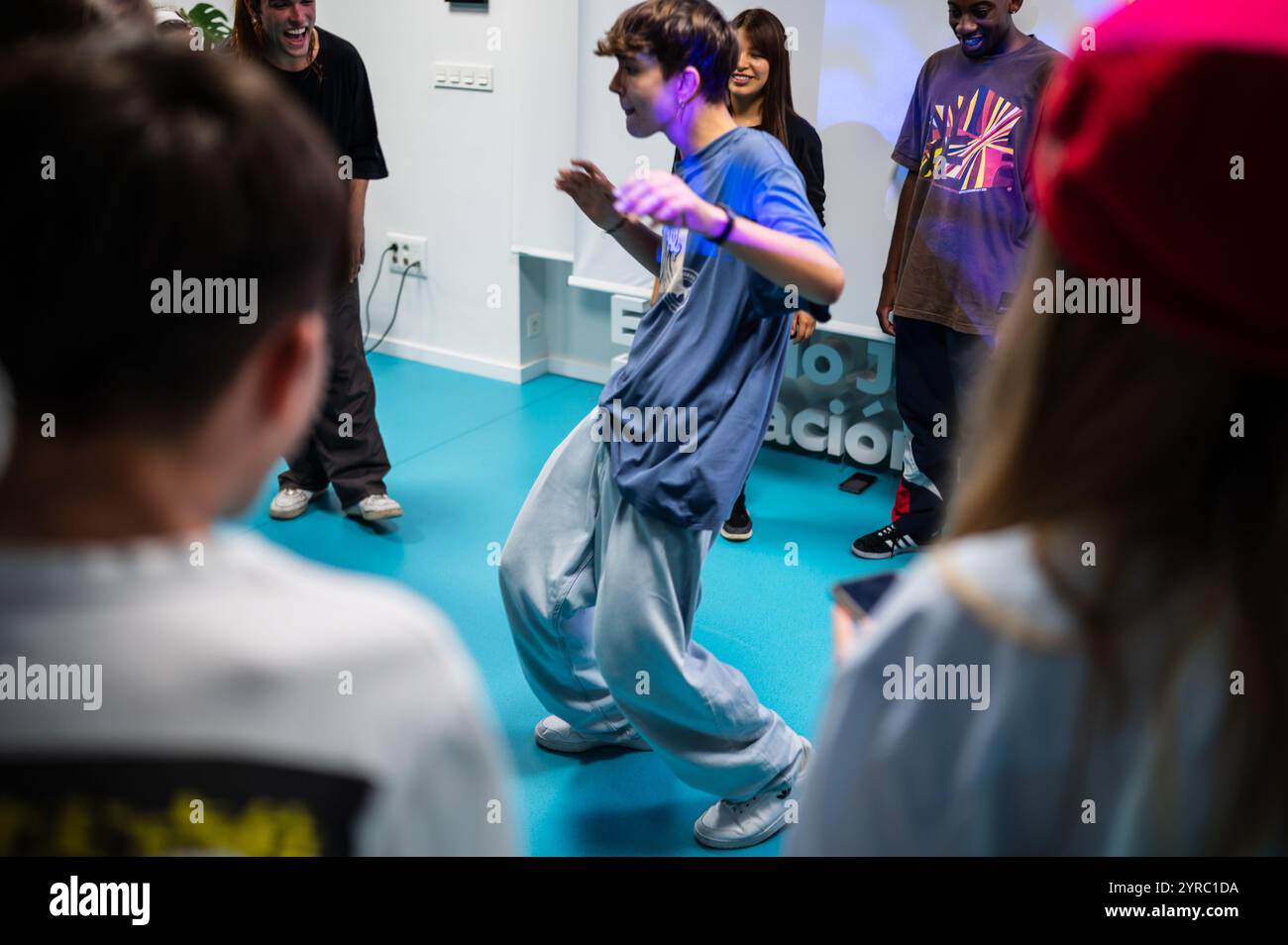 Junge Tänzer treffen sich und teilen sich im Rahmen des MAF Battle Events, Urban and Street Dance Event in Saragossa, Spanien Stockfoto