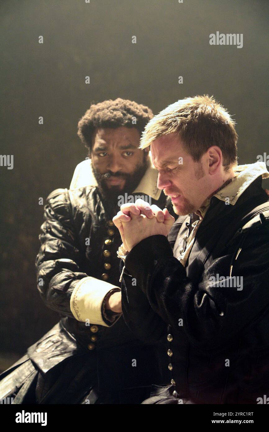 l-r: Chiwetel Ejiofor (Othello), Ewan McGregor (Iago) in OTHELLO von Shakespeare im Donmar Warehouse, London WC2 04/12/2007 Design: Christopher Oram Beleuchtung: Paule Constable Direktor: Michael Grandage Stockfoto