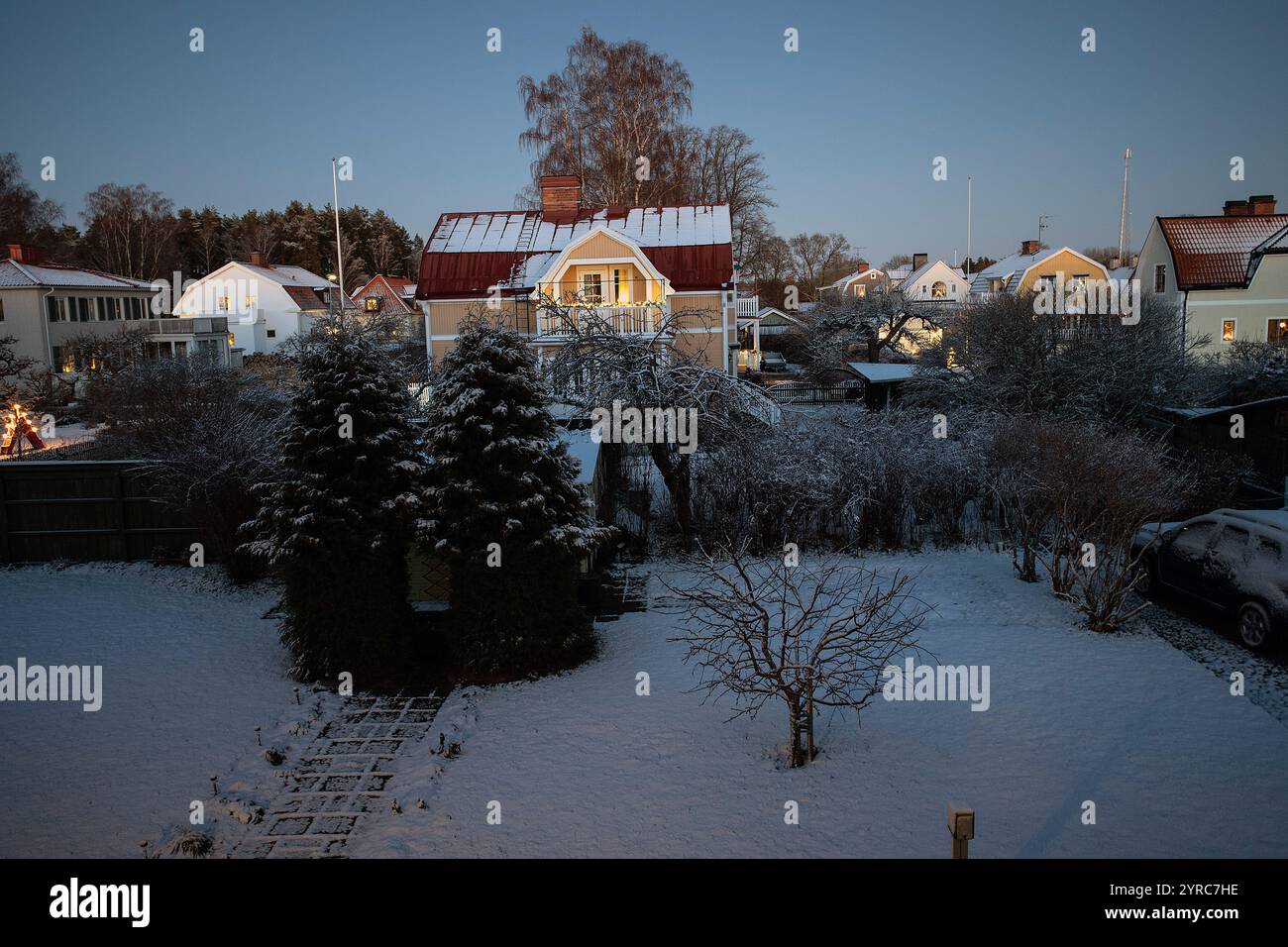 Dezemberabend in einer kleinen Stadt in Schweden Stockfoto