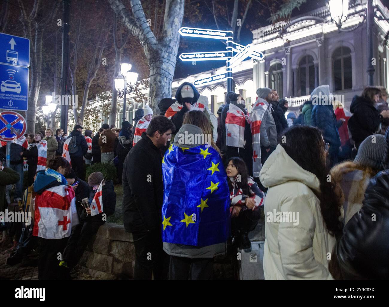 01.01.2024 TBILISI GE Rallye neben dem Parlamentsgebäude am Sonntag. Viele Leute Stockfoto