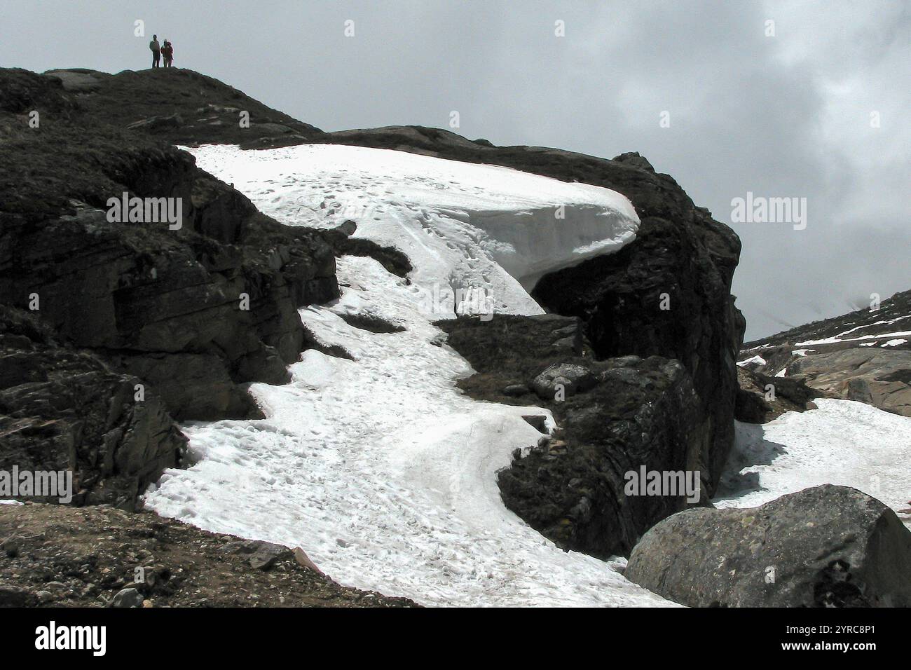 Touristen genießen den Blick auf die verschneiten Himalaya-Berge in Yumesamdong, Zero Point, North Sikkim, Indien. In großer Höhe, letzter Außenposten der Zivilisation. Stockfoto