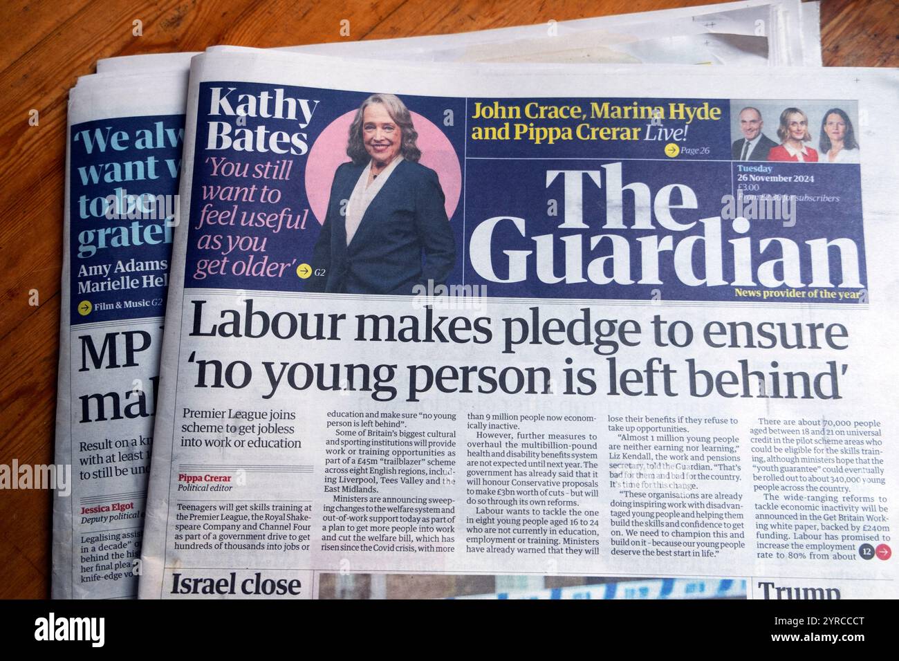 "Labour verpflichtet sich, dafür zu sorgen, dass "kein junger Mensch zurückgelassen wird" Guardian Zeitung Titelseite 26. November 2024 London UK Stockfoto