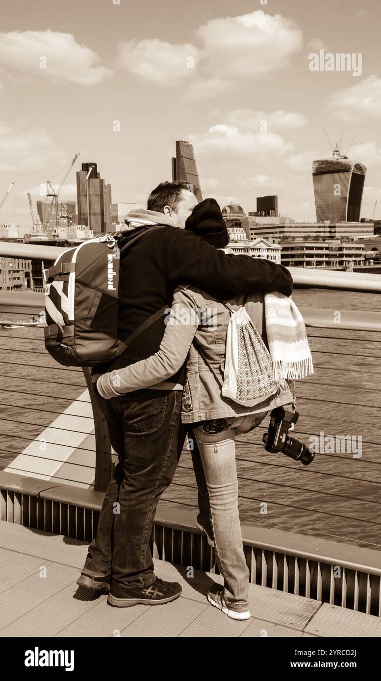 LONDON, ENGLAND, Großbritannien - 3. MAI 2014: Touristen, die von der Millennium Bridge aus auf das Stadtbild schauen. Historisches Foto von Sepia. Stockfoto