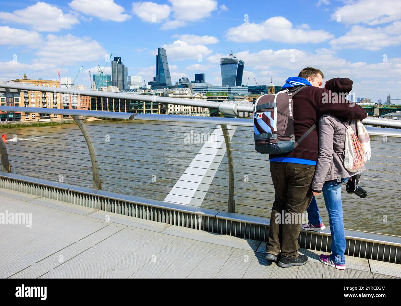 LONDON, ENGLAND, Großbritannien - 3. MAI 2014: Nicht identifizierte Touristen schauen von der Millennium Bridge aus auf das Stadtbild. Stockfoto