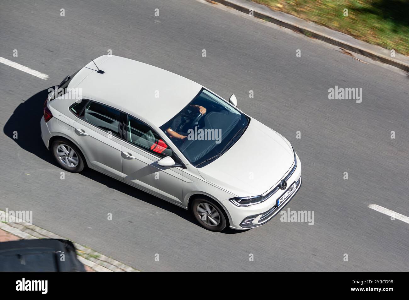 OSTRAVA, TSCHECHIEN - 6. AUGUST 2024: Weißes Volkswagen Polo VI Fließheck-Auto, Bewegungsunschärfe-Effekt Stockfoto