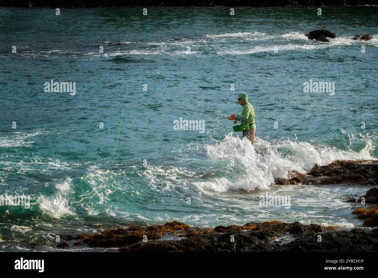 Fliegenfischer in der Brandung. Hawaii, Die Big Island Stockfoto
