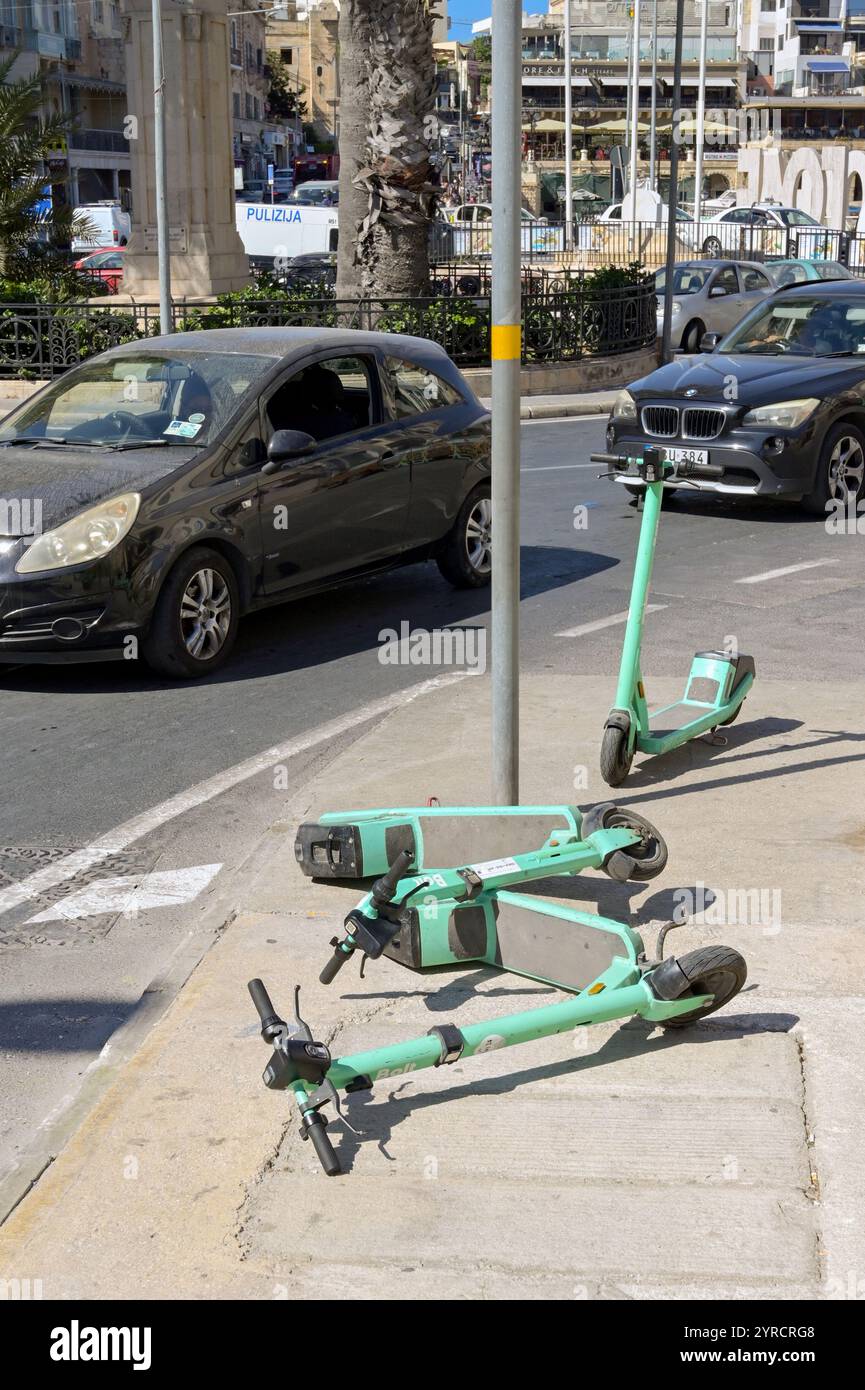 St. Julians, Malta - 3. August 2024: Elektromotorroller auf einem Bürgersteig in St. Julians, Malta Stockfoto