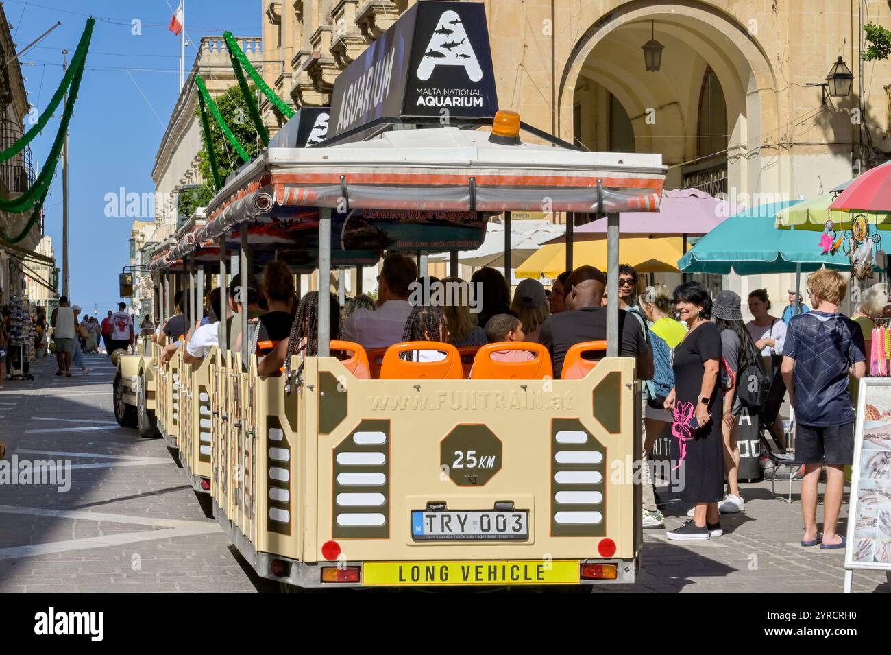 Valletta, Malta - 3. August 2024: Touristen in einem Landzug auf einer Besichtigungstour im Zentrum von Valletta Stockfoto