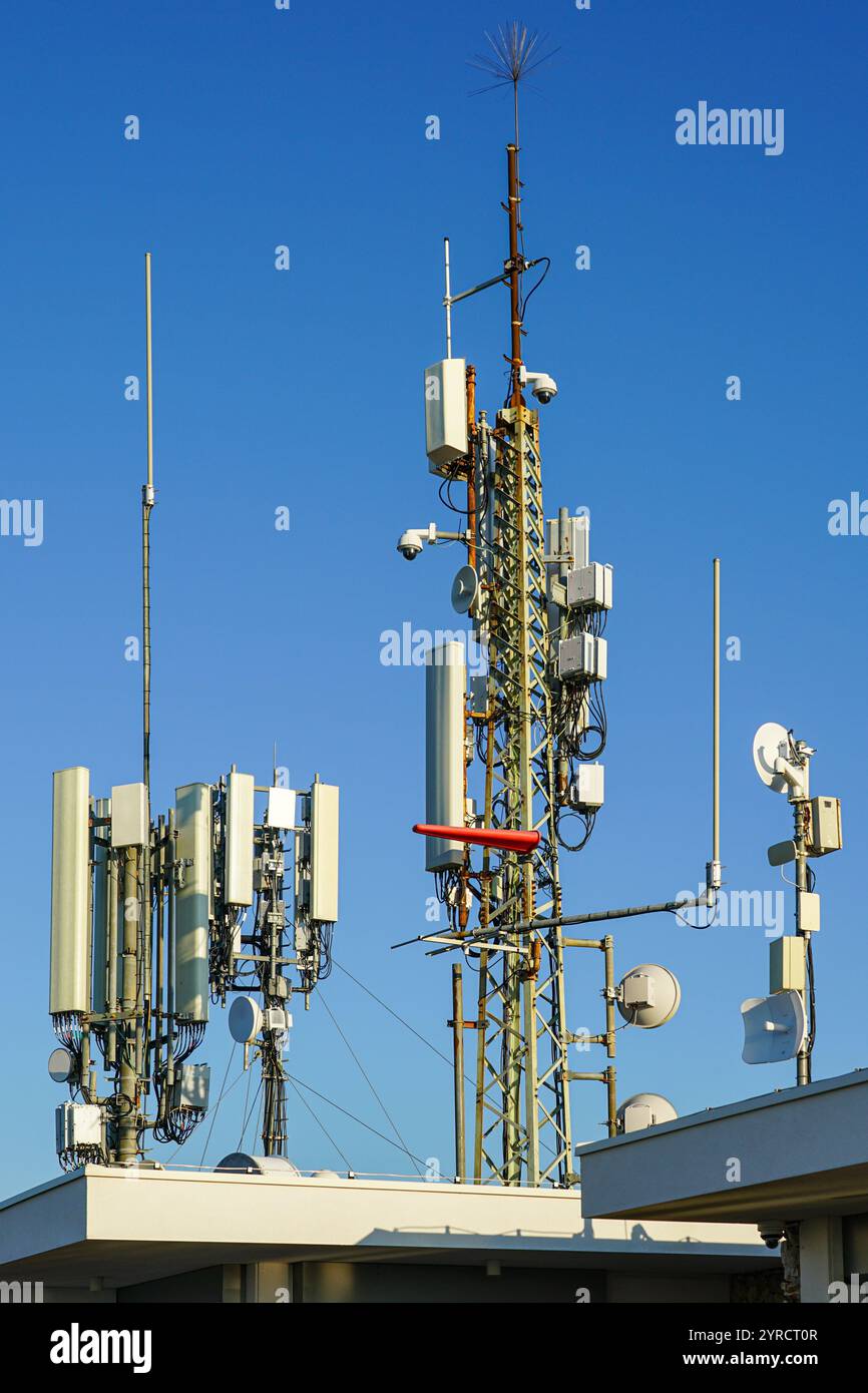 Mobilfunk-Netzwerkantenne, Basisstation oder Basis-Transceiver-Station, Antennensender für drahtlose Kommunikation, Mobilfunkmast Stockfoto
