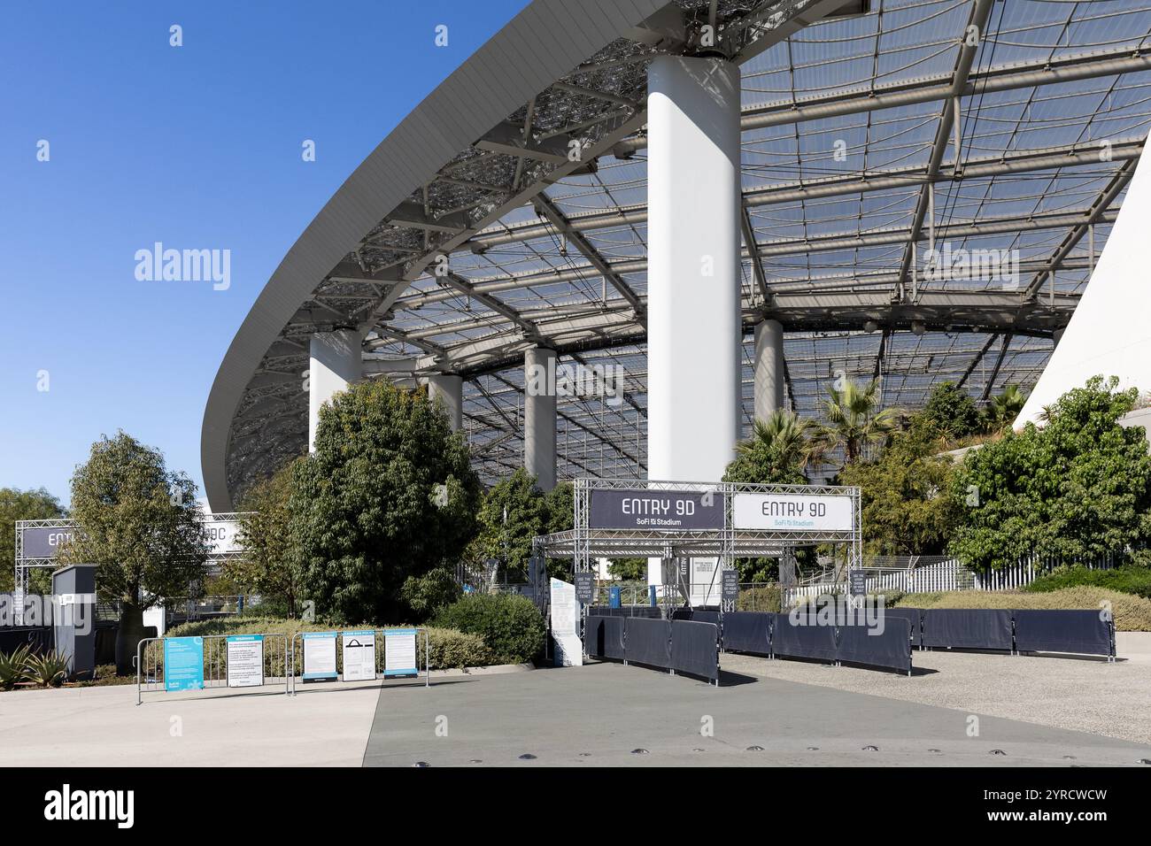 Das Sofi Stadium ist die Heimstadion der NFL Los Angles Rams and Chargers. Das hochmoderne Gebäude ist ein vergangener und zukünftiger Schauplatz des Super Bowl und der Olympischen Spiele. Stockfoto