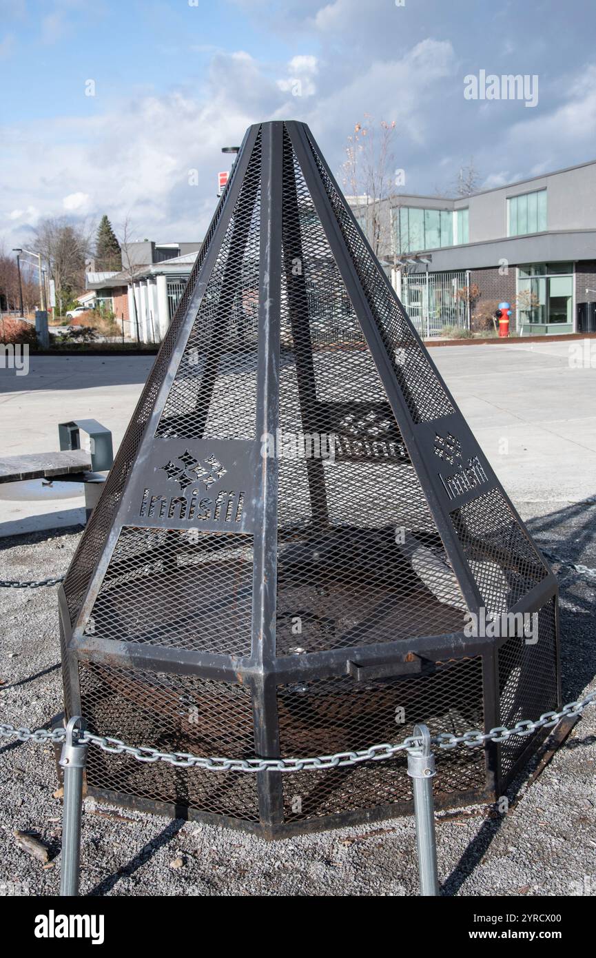 Stahlfeuerstelle im Town Square Park an der Innisfil Beach Road in Innisfil, Ontario, Kanada Stockfoto