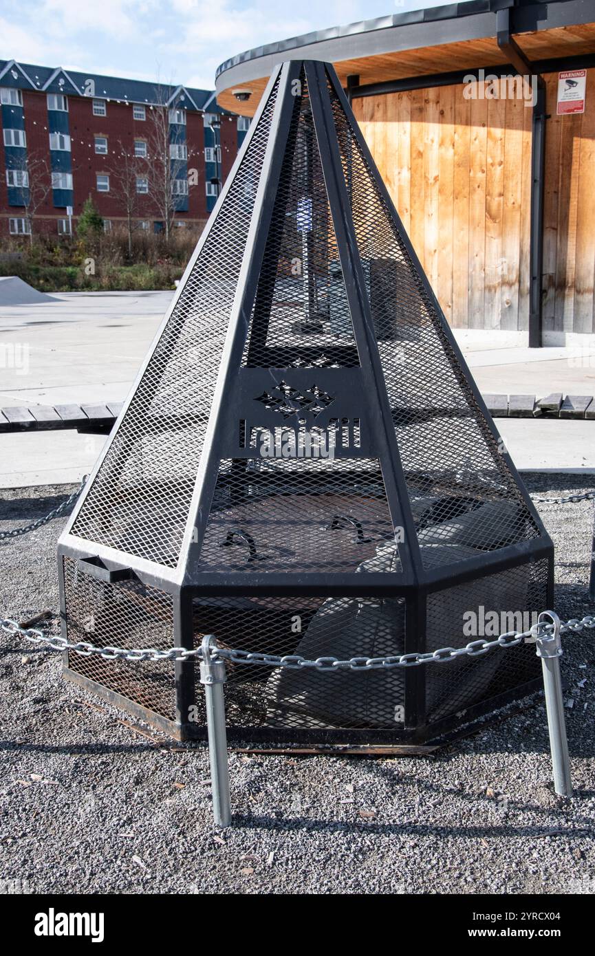 Stahlfeuerstelle im Town Square Park an der Innisfil Beach Road in Innisfil, Ontario, Kanada Stockfoto