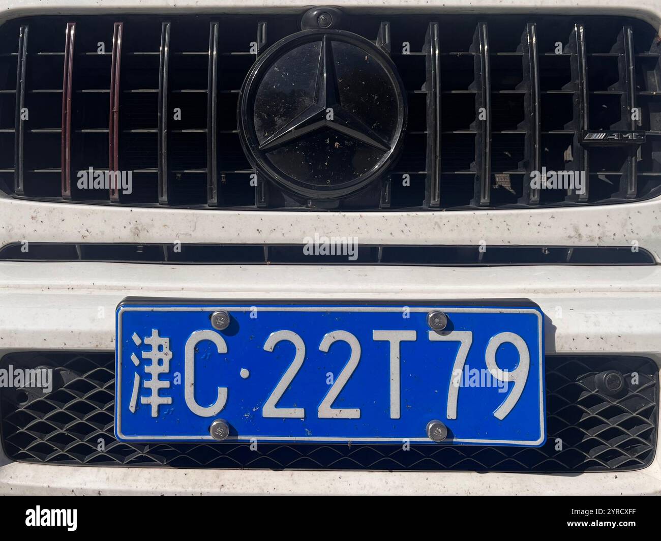 Chinesisches Kfz-Kennzeichen auf weißem Mercedes Stockfoto