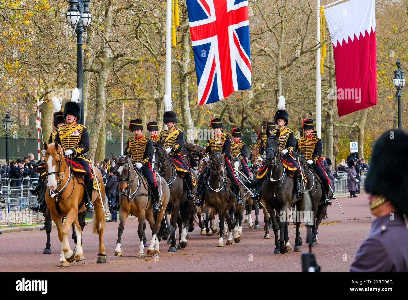 London, Großbritannien. Dezember 2024. Eine Kutschenprozession am ersten Tag des Besuchs des Staates Katar fährt entlang der Mall in Richtung Buckingham Palace nach einer zeremoniellen Begrüßung bei der Horseguards Parade. Quelle: Eleventh Photography/Alamy Live News Stockfoto