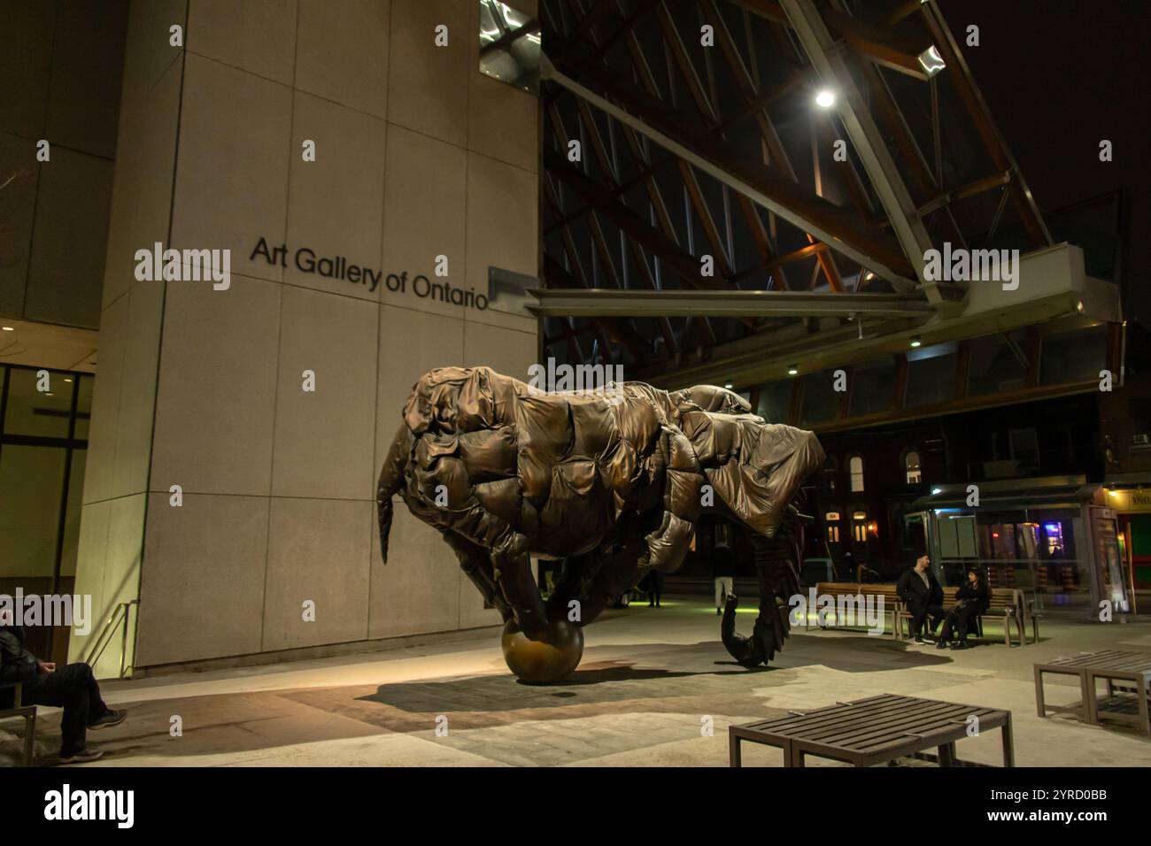 Toronto, KANADA - 21. Februar 2024 : nächtlicher Blick auf die Fassade der Art Gallery of Ontario mit einer markanten Skulptur im Freien, die von Licht beleuchtet wird Stockfoto