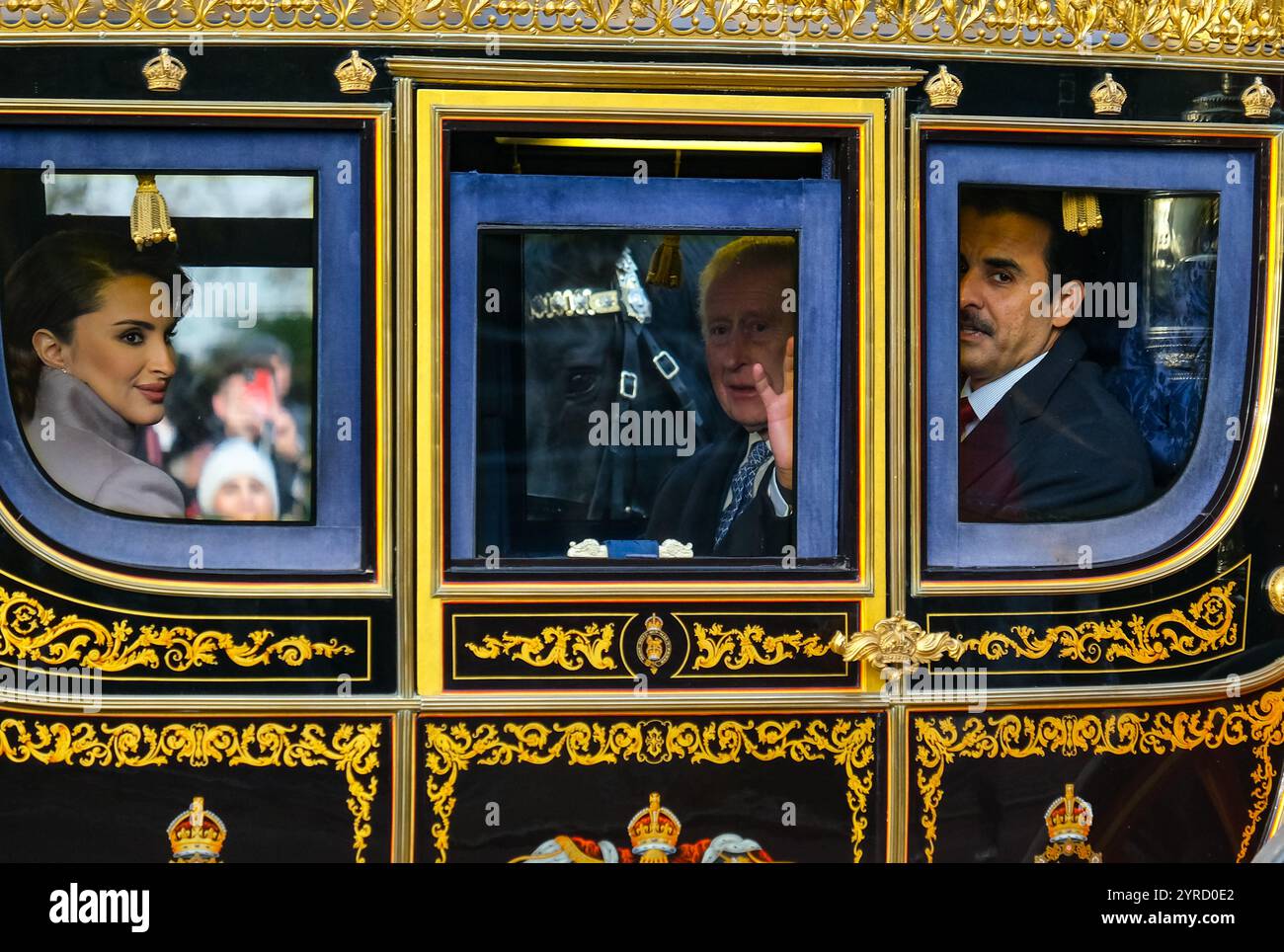 London, Großbritannien. Dezember 2024. Sheikha Jawaher (L), König Charles (M) und der Amir von Katar, Sheikh Tamim bin Hamad Al Thani (R) fahren in einer Kutschprozession entlang der Mall in Richtung Buckingham Palace nach einem zeremoniellen Empfang in der Pferdewachtparade am ersten Tag des Staatsbesuchs. Quelle: Eleventh Photography/Alamy Live News Stockfoto