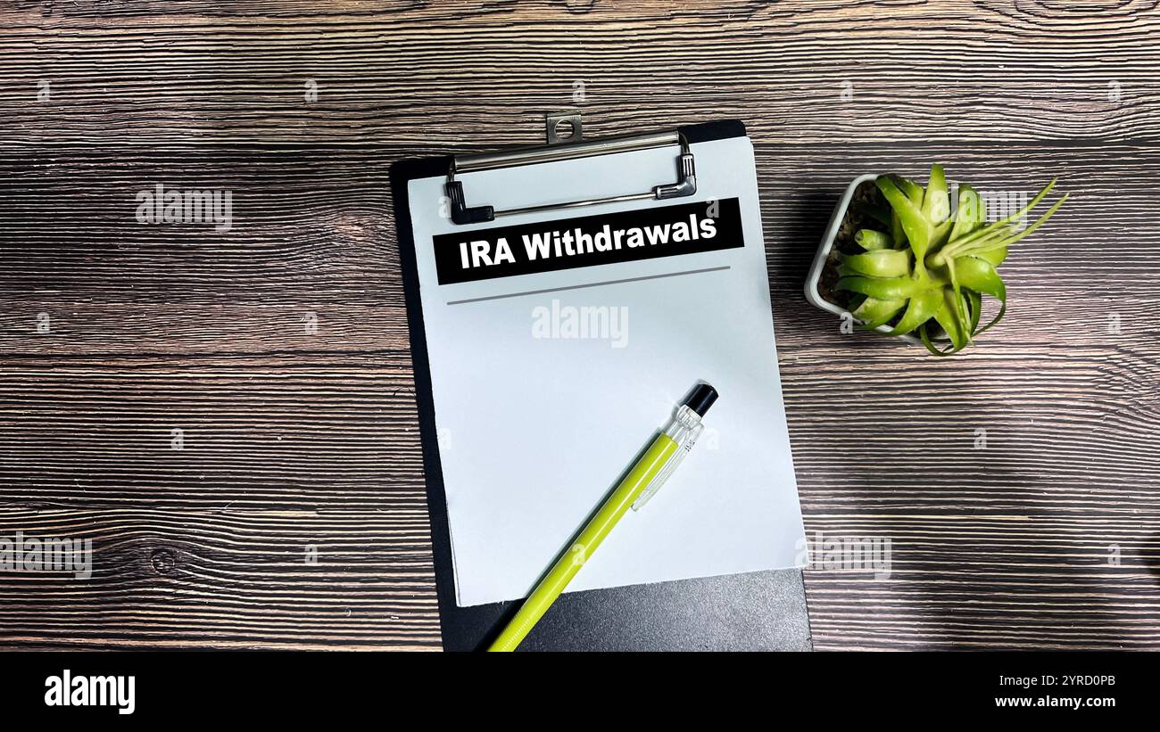 Konzept der IRA-Entnahmen schreiben auf Papiere isoliert auf Holztisch. Stockfoto Konzept der IRA-Entnahmen schreiben auf Papiere isoliert auf Holztisch. Stockfoto