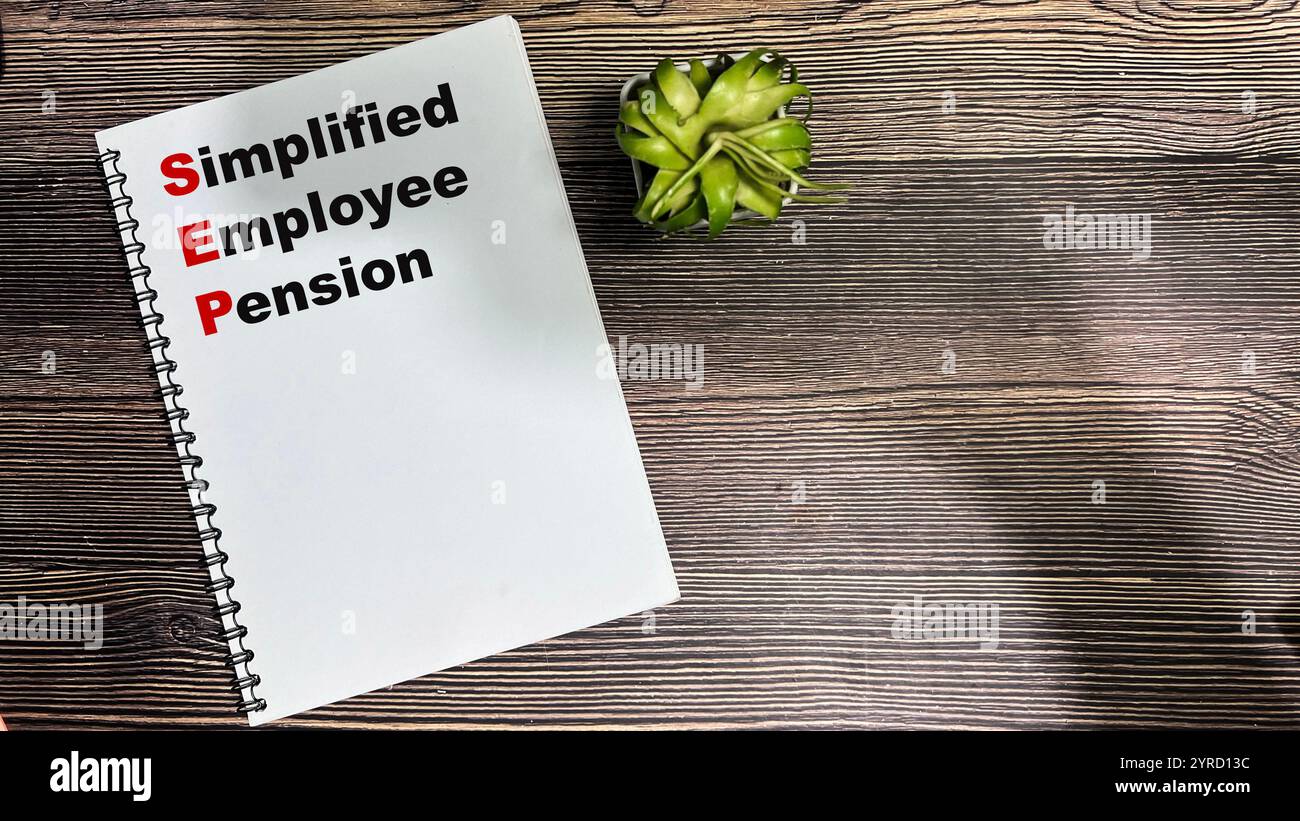 Konzept der SEP - vereinfachte Mitarbeiterrente Schreiben auf Buch isoliert auf Holztisch. Stockfoto Konzept der SEP - vereinfachte Mitarbeiterrente Schreiben auf Buch isoliert auf Holztisch. Stockfoto