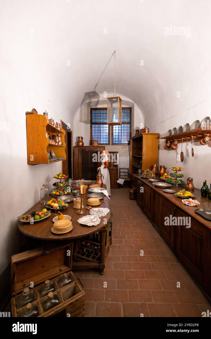 Cesky Krumlov, Tschechische Republik - 26.10.2024: Ein majestätischer Blick auf die Innenräume der Burg Krumau mit eleganten Möbeln und historischen Gemälden Stockfoto