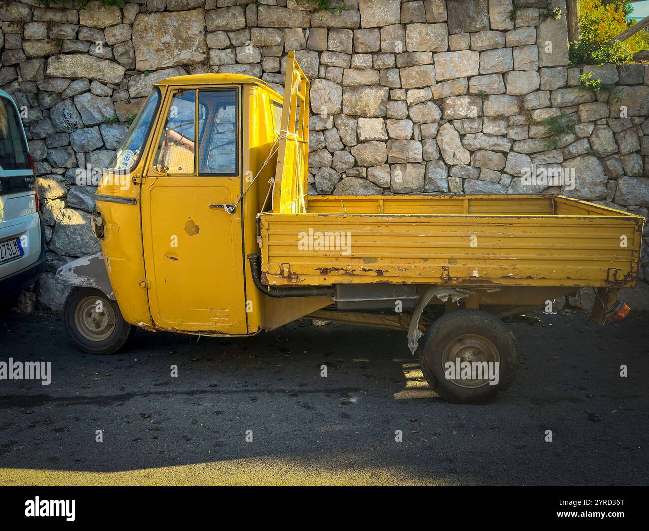 piaggio Affe auf den Straßen von Vico Equense - Smartphone-aufgenommenes Stockfoto