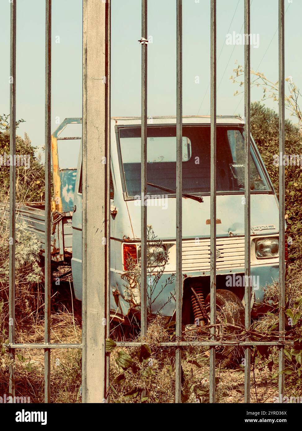 Piaggio Ape durch Metalltore gesehen - Smartphone-aufgenommenes Stockfoto